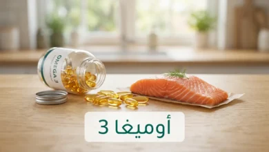 زجاجة مكمل أوميغا 3 مفتوحة مع كبسولات جيلاتينية وقطعة سمك سلمون على طاولة خشبية