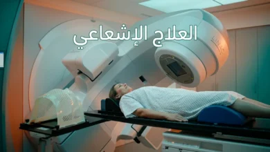 غرفة علاج إشعاعي حديثة تحتوي على جهاز مُسرِّع خطي مع مريض مستلقٍ على طاولة العلاج في أجواء هادئة ومطمئنة