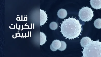 صورة غلاف لمقال طبي عن قلة الكريات البيض تُظهر كريات الدم البيضاء ثلاثية الأبعاد على خلفية زرقاء داكنة