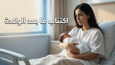 أم عربية شابة تحمل مولودها الجديد بتعبير حزين وبعيد في غرفة مستشفى هادئة — صورة تعبّر عن اكتئاب ما بعد الولادة
