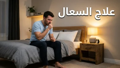 رجل في الثلاثينيات يسعل وهو جالس على حافة سريره ليلاً مع عنوان علاج السعال