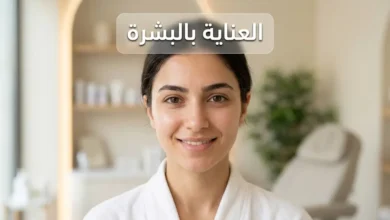 امرأة شابة ذات بشرة صحية ومشرقة تمثل مفهوم العناية بالبشرة الطبية
