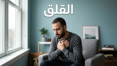 رجل عربي شاب يجلس في غرفة هادئة بملامح تعكس حالة القلق الداخلي الصامت