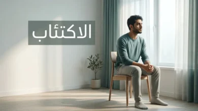 شاب عربي يجلس بهدوء بجانب نافذة في غرفة بسيطة مضاءة بضوء طبيعي يعكس ثقل الاكتئاب العاطفي