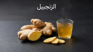جذور الزنجبيل الطازجة مع شاي الزنجبيل الذهبي على خلفية داكنة