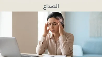 شخص يعاني من الصداع ويضغط على صدغيه بيديه