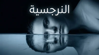 وجه إنسان ينعكس في ماء متشقق يرمز إلى الشخصية النرجسية وانكسارها الداخلي.