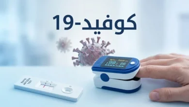 تصوير طبي يوضح فيروس كوفيد-19 وجهاز قياس الأكسجين وفحص المستضد.