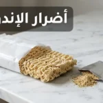 عبوة نودلز سريعة التحضير مفتوحة مع كيس التوابل على سطح رخامي أبيض