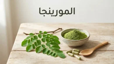 أوراق المورينجا الطازجة ومسحوقها وكبسولاتها على طاولة خشبية