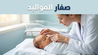 طبيبة تفحص اصفرار جلد مولود حديث الولادة في غرفة العناية