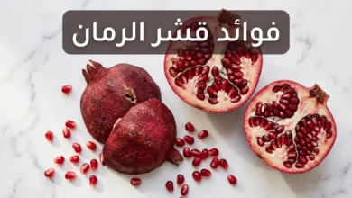 فوائد قشر الرمان — قشر رمان طازج مع حبات رمان على رخام أبيض
